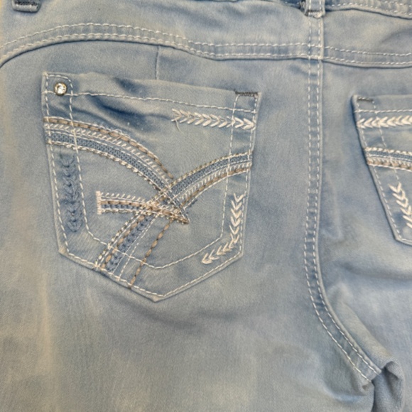 Amethyst Body Con Low Rise Light Wash Cropped Capri Soft Denim Skinny Jeans - Picture 8 of 13